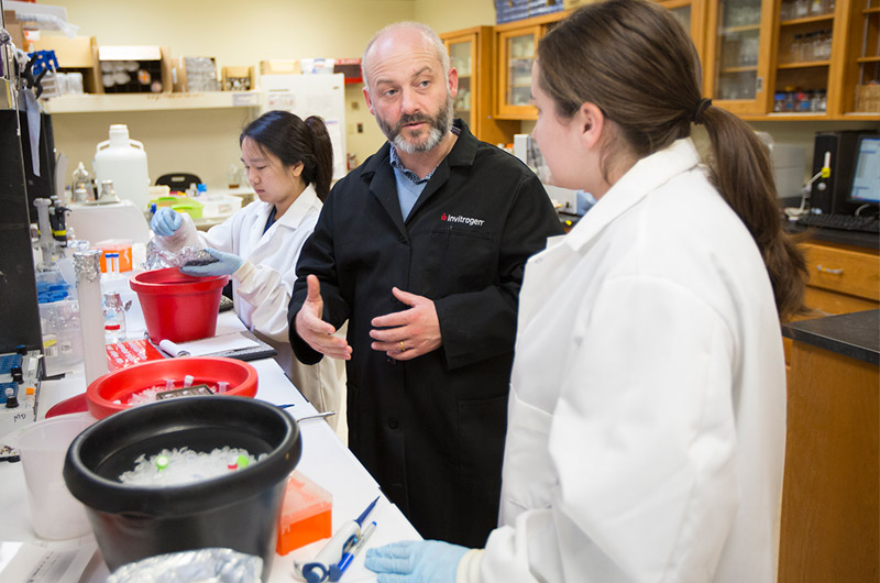 Dr. Richard Wilson with students in lab