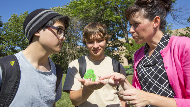 Tiffany Heng-Moss (right) talks honey bees during an Entomology 115 class event on Sept. 26. Heng-Moss received the 2013 National Teaching Award for Food and Agricultural Sciences.